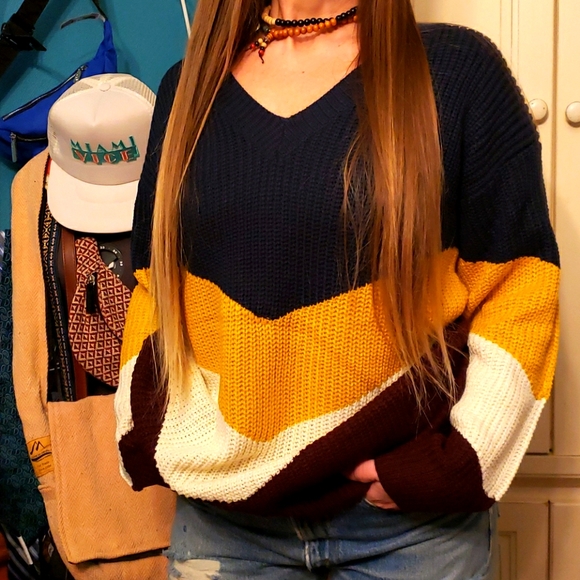 Stylish Chevron V-Neck In Perfect Color Blend- NEW - Picture 11 of 11